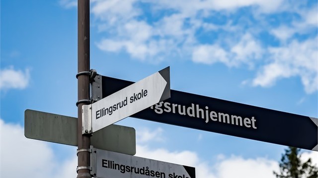 Østmarka med turstier, badevann og lysløyper ligger i umiddelbar nærhet.