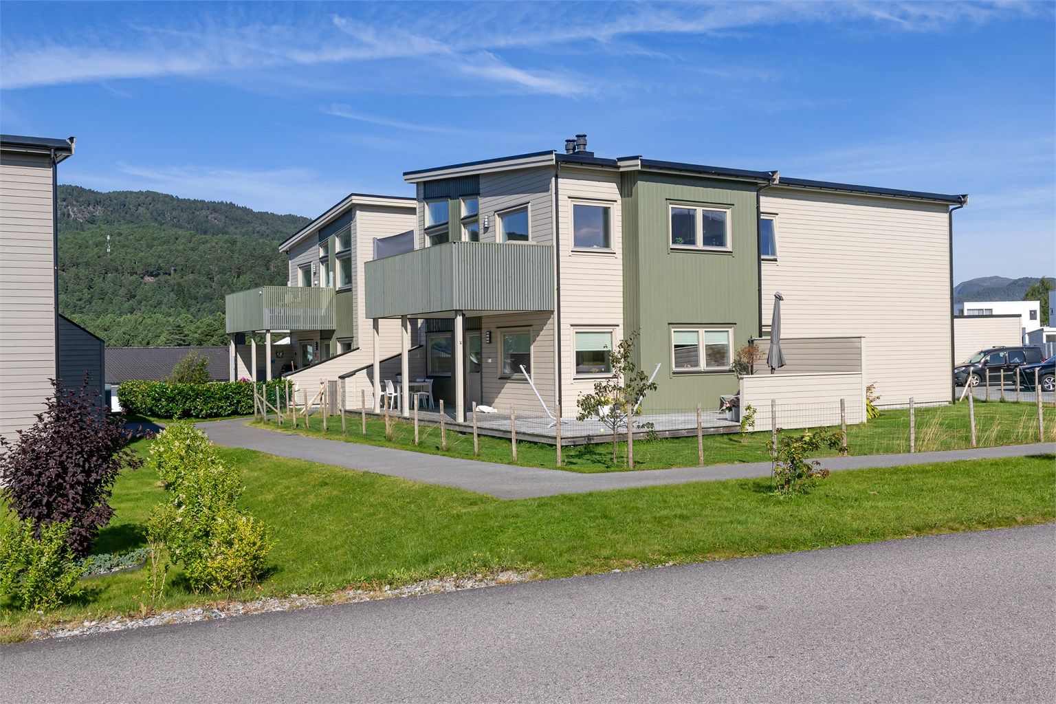 Fellesarealene er pent opparbeidet med plen og asfalterte veier.