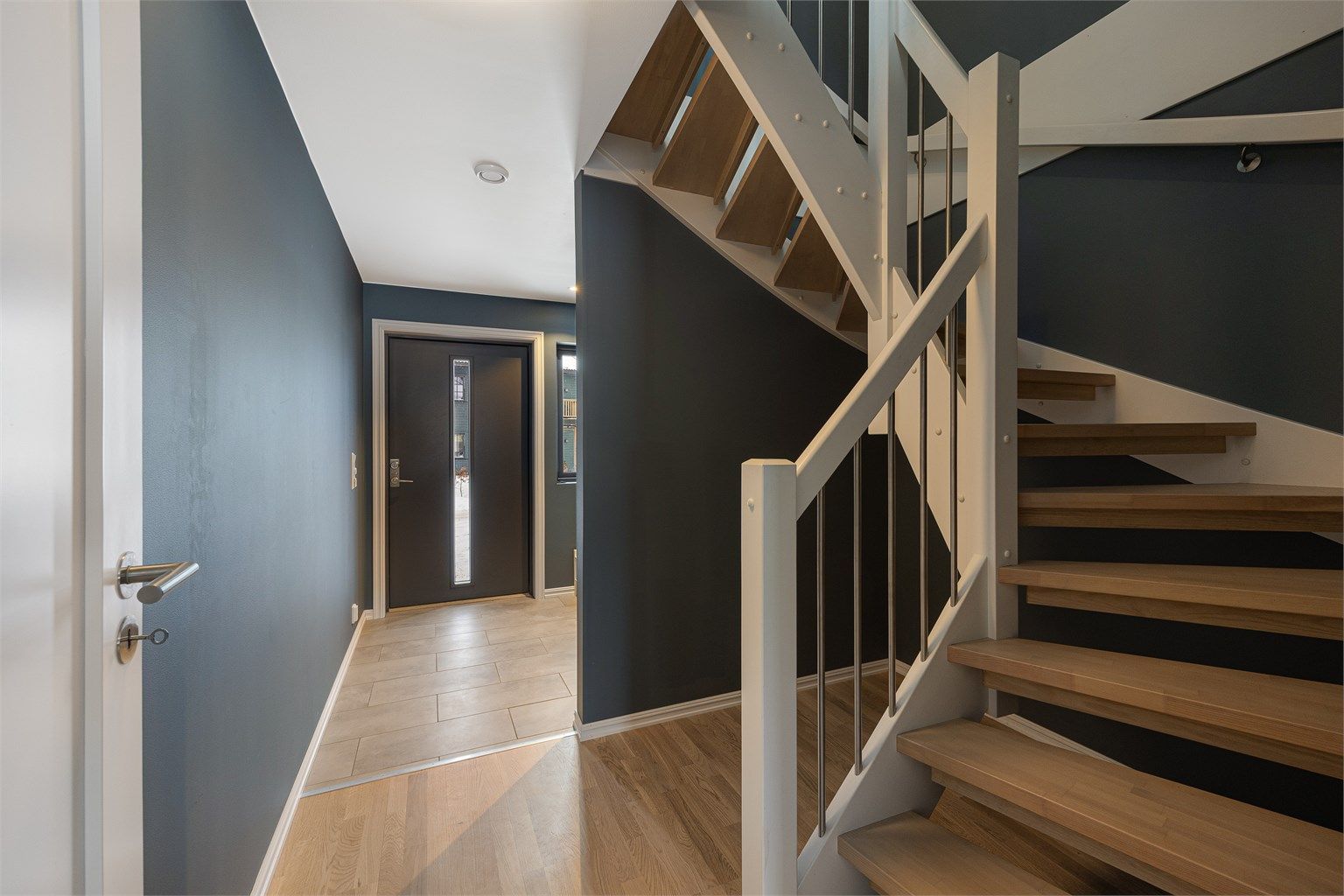 Trapperommet binder de to etasjene sammen og leder opp til boligens sosiale sone.