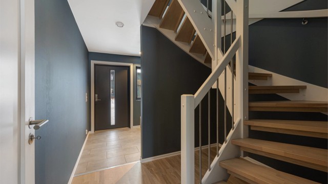 Trapperommet binder de to etasjene sammen og leder opp til boligens sosiale sone.