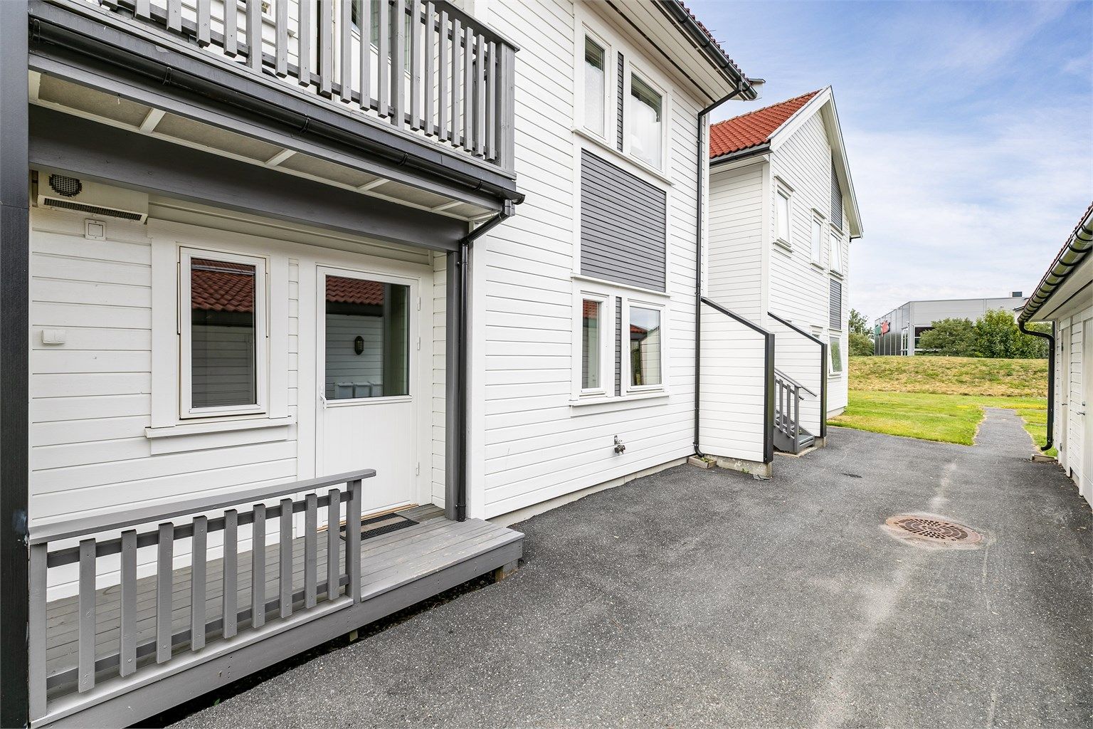 Terrasse på begge sider gir tilgang til solen store deler av dagen sommerstid.