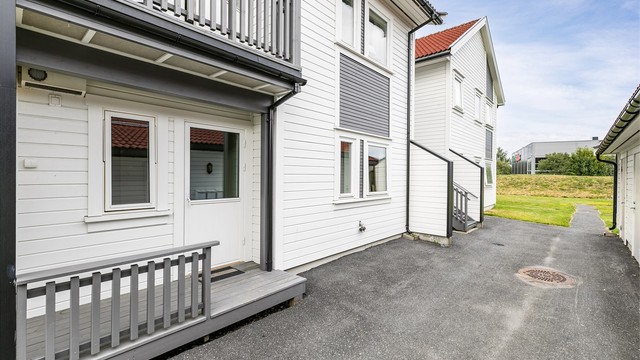 Terrasse på begge sider gir tilgang til solen store deler av dagen sommerstid.
