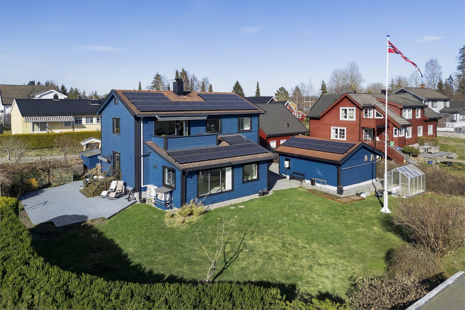 En hel tomannsbolig med pent opparbeidet tomt 