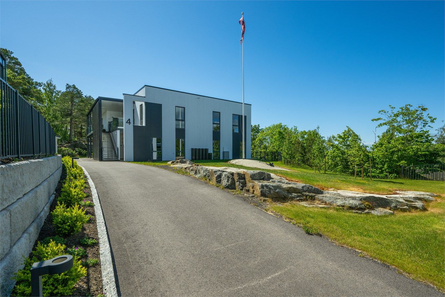 Leiligheten er gjennomgående i bygget, den er på 98 kvm og har 2 soverom