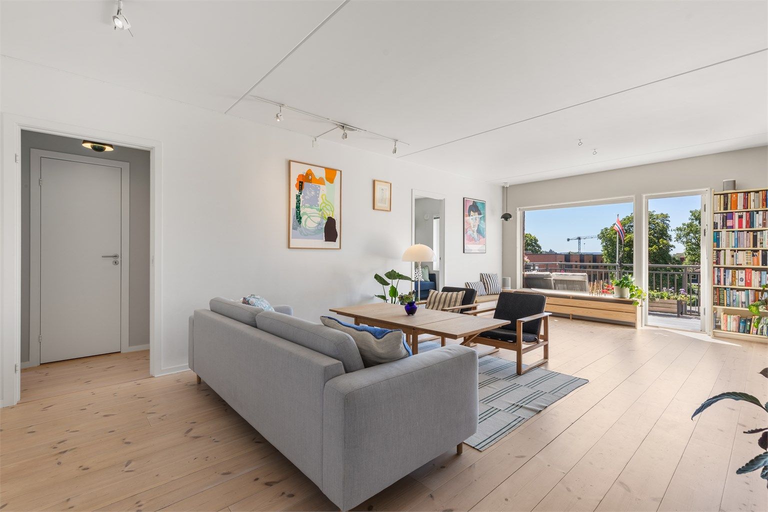 Stuen er romslig med god planløsning og kan enkelt innredes med en hyggelig sofagruppe med tilhørende sofabord og annet ønskelig stuemøblement. 