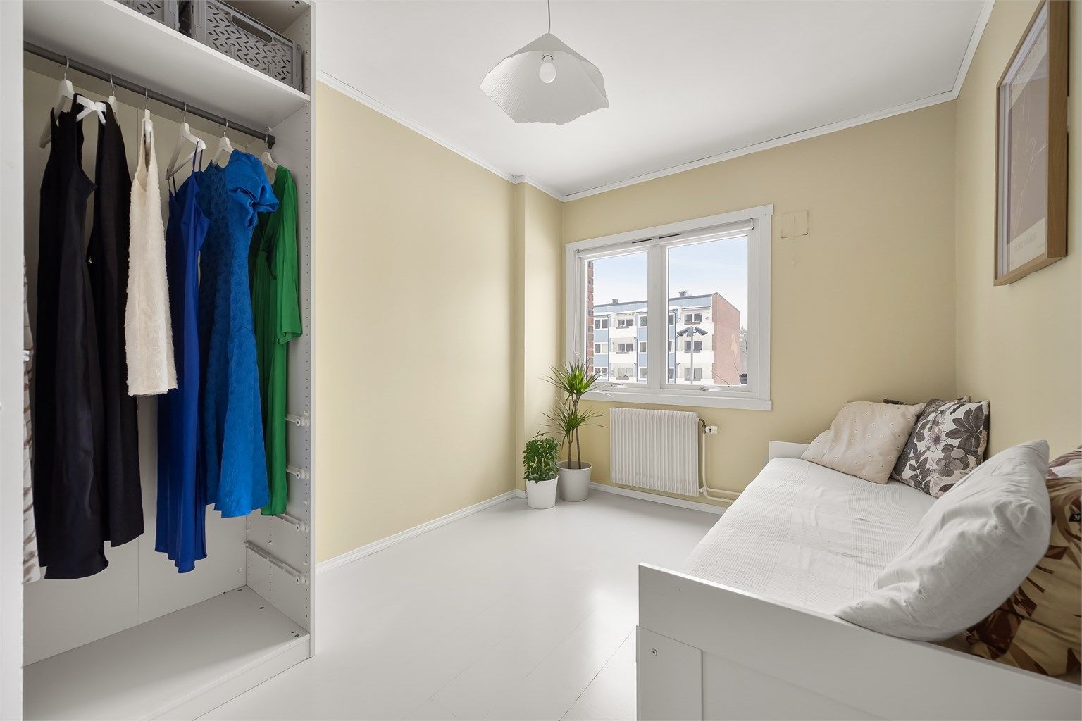 Det andre soverommet egner seg godt som barnerom, gjesterom eller kontor.