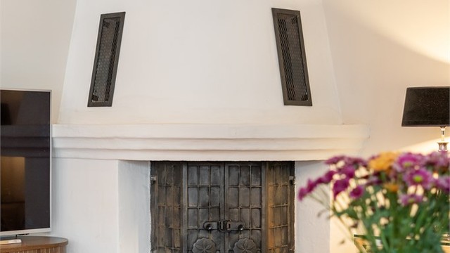 Peisen med innsats i stuen skaper en lun atmosfære på kjølige kvelder.