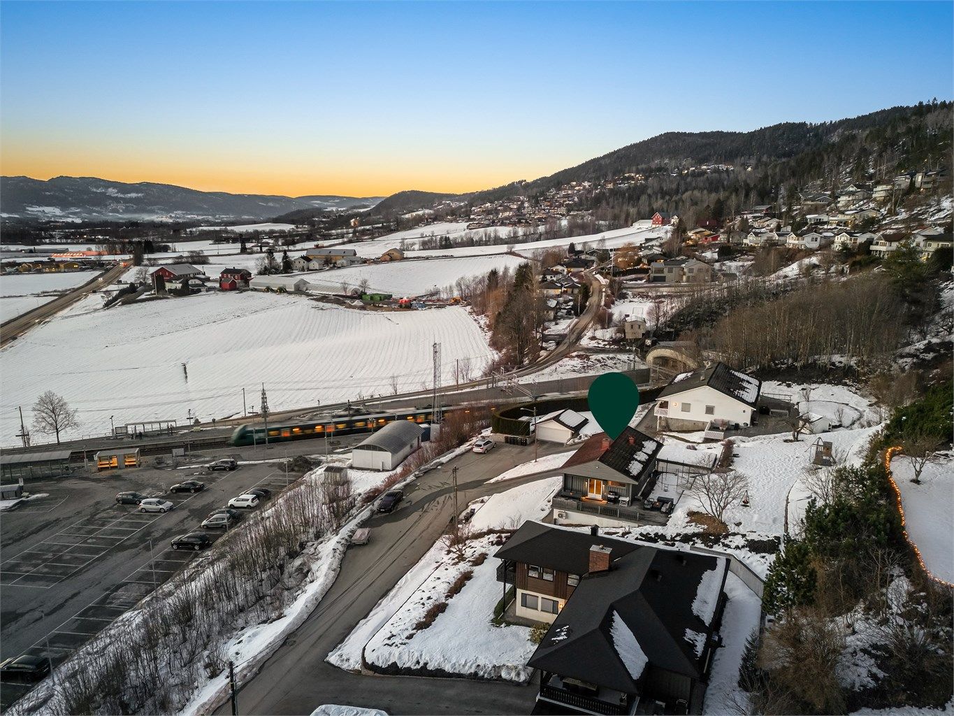 Med Lier stasjon kun en kort spasertur unna, er beliggenheten ideell for pendlere.