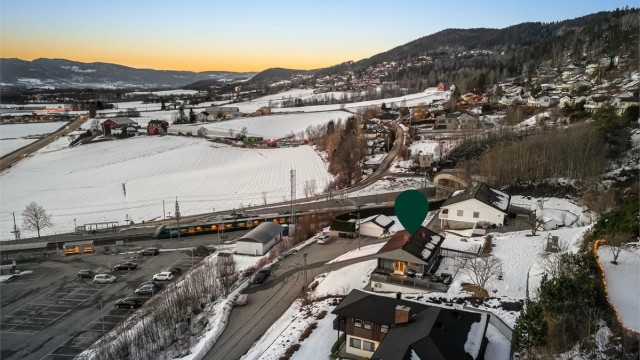 Med Lier stasjon kun en kort spasertur unna, er beliggenheten ideell for pendlere.
