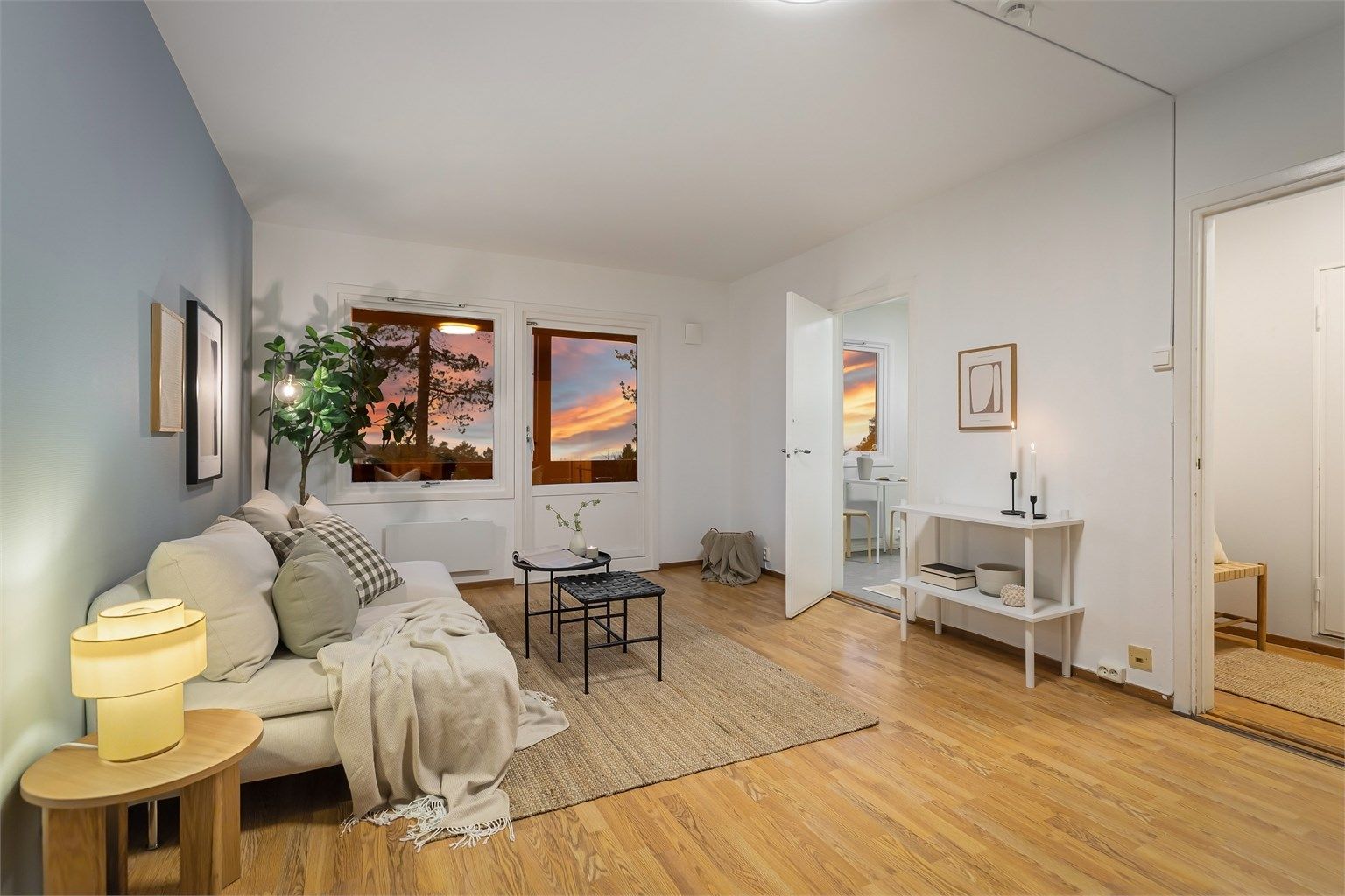 Her får du en skjermet beliggenhet helt inntil markagrensen med flott utsikt mot både by og fjord