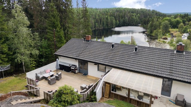 Eiendommen ligger høyt i terrenget med utsikt over Bråtatjern og marka som nærmeste nabo.