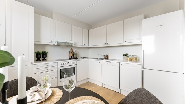 Fra kjøkkenet er det utsyn mot fjorden hvor en kan se innseilingen inn til Oslo