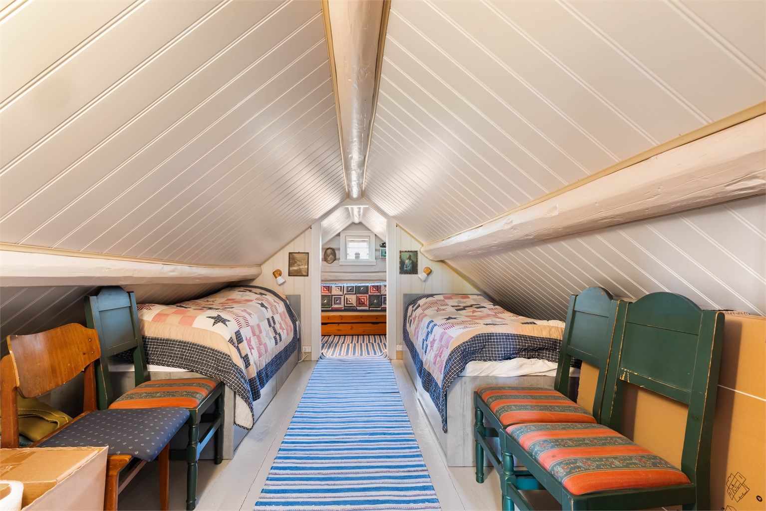 Innredet rom på loftet med plass til soveplasser. Rommet er ikke godkjent for varig opphold.