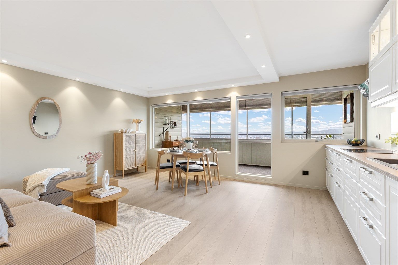 Den åpne stue/kjøkken-løsningen skaper et sosialt og naturlig samlingspunkt i leiligheten.