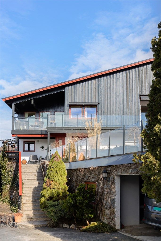 Garasjen på 42 m² ligger under terrassen og har automatisk leddheisport fra 2020 og et praktisk, separat verksted.