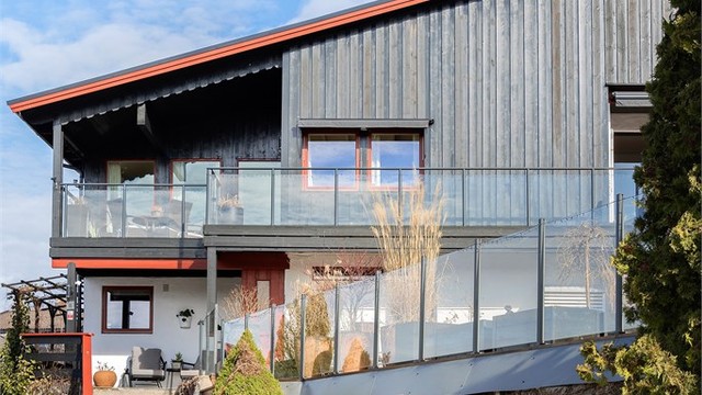 Garasjen på 42 m² ligger under terrassen og har automatisk leddheisport fra 2020 og et praktisk, separat verksted.