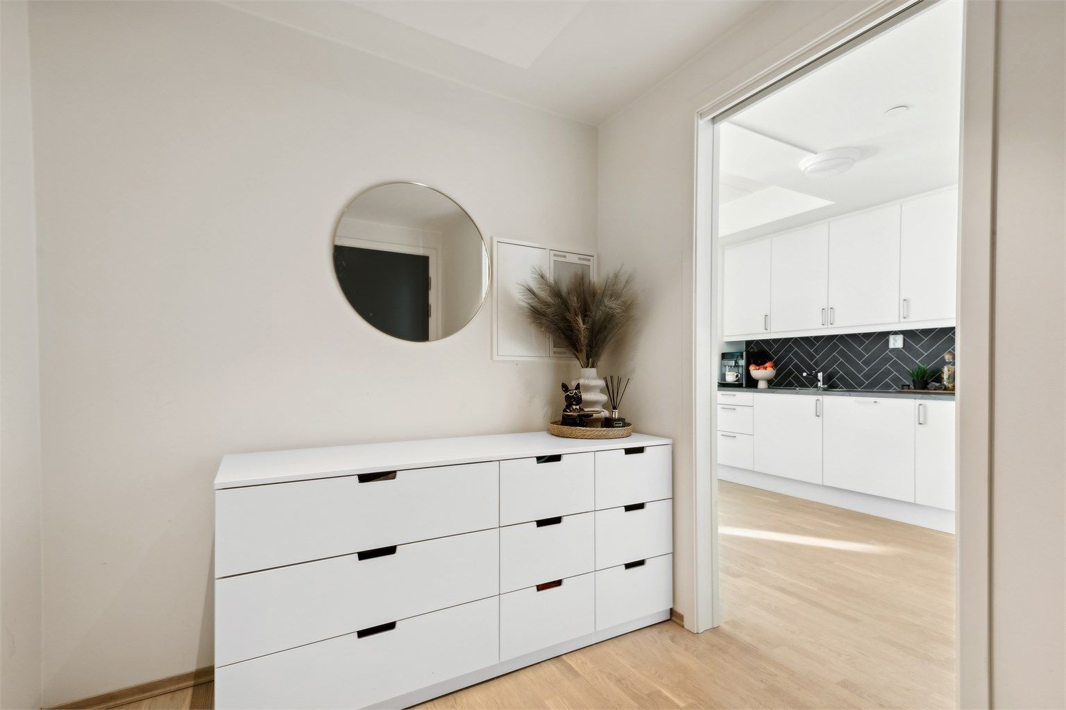 Lys entre med plass til garderobe-løsning