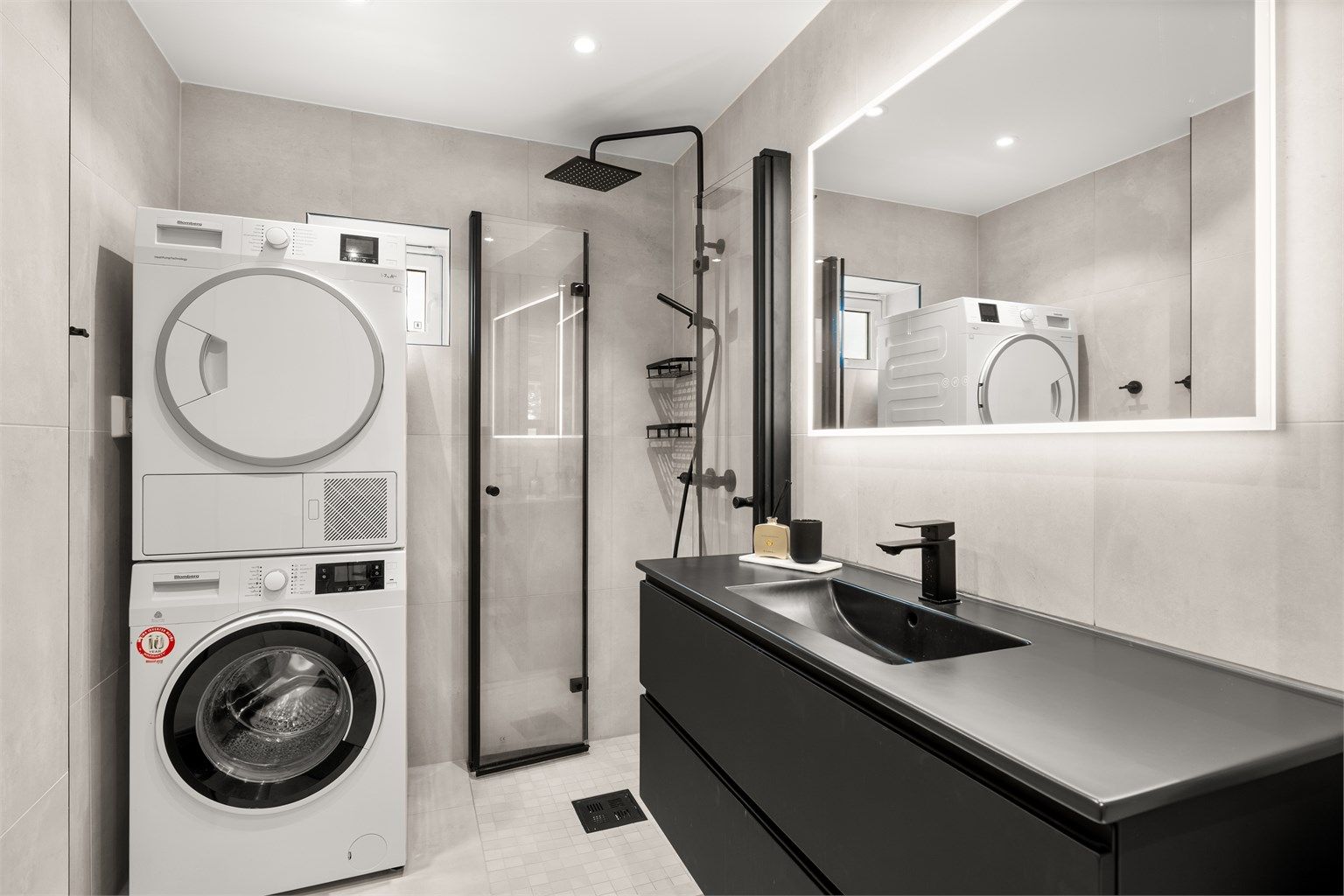 Nytt og romslig bad med opplegg for vaskesøyle. Romslig dusj.