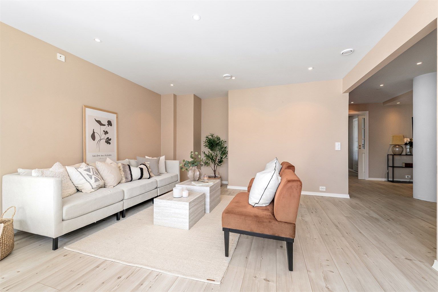 Overflater i stuen ble malt i nyere tid, og taket er nedforet med downlights for en jevn og behagelig belysning