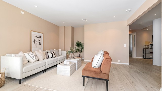 Overflater i stuen ble malt i nyere tid, og taket er nedforet med downlights for en jevn og behagelig belysning