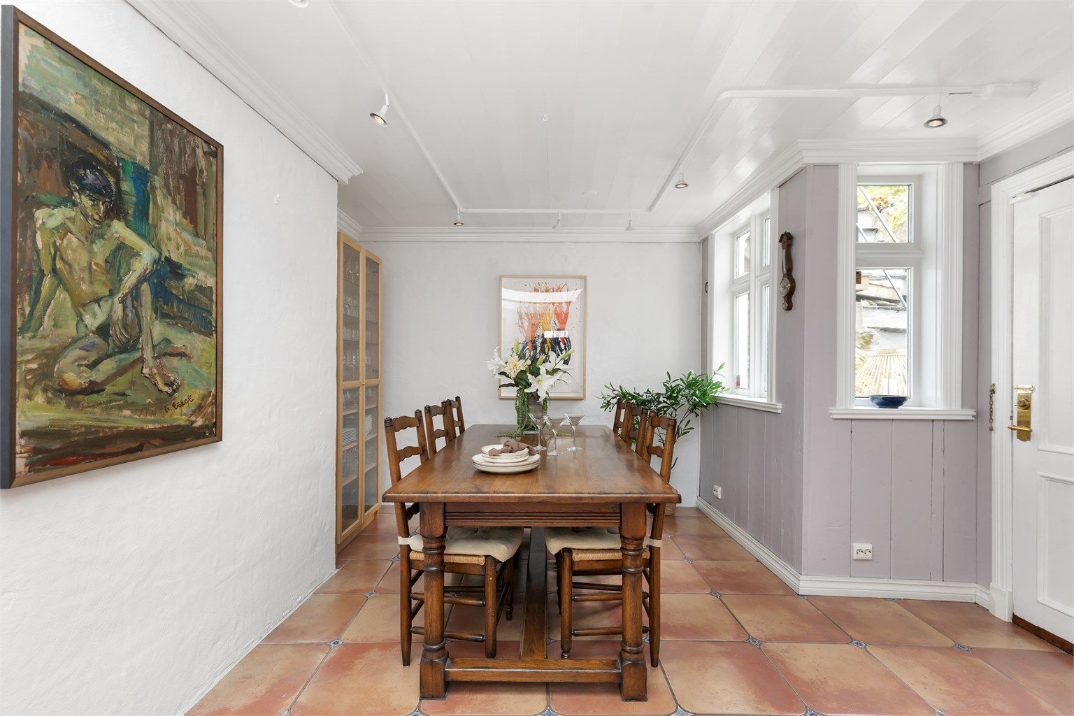 Direkte utgang til baksiden av boligen, med hage og terrasse.