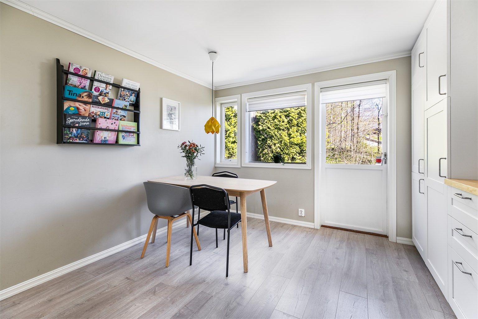 På kjøkkenet er det god plass til et spisebord til hverdagens måltider.
Døren leder ut til bakhagen.