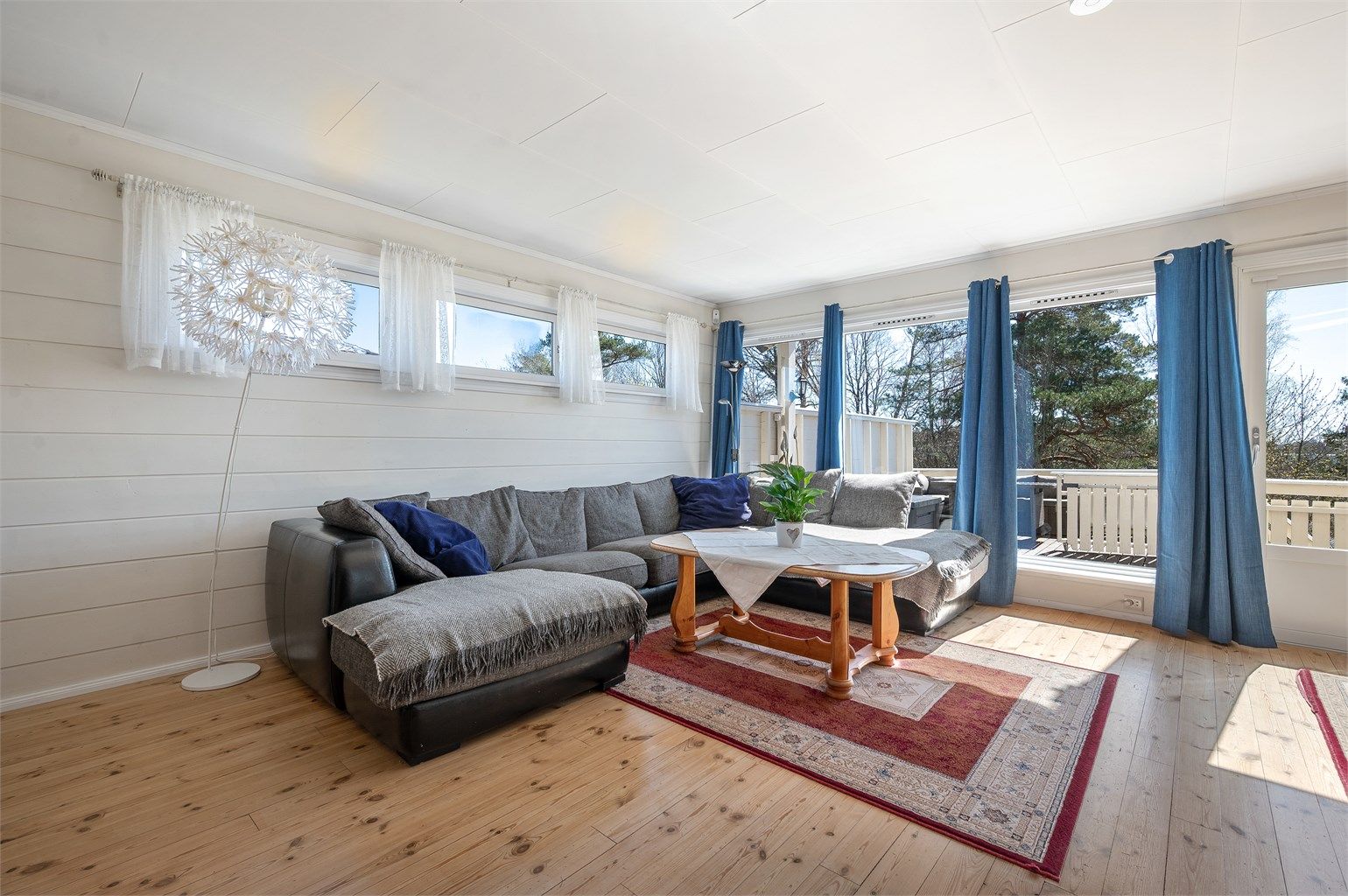 Lys og luftig stue i hovedplan med utgang til terrasse