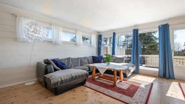 Lys og luftig stue i hovedplan med utgang til terrasse