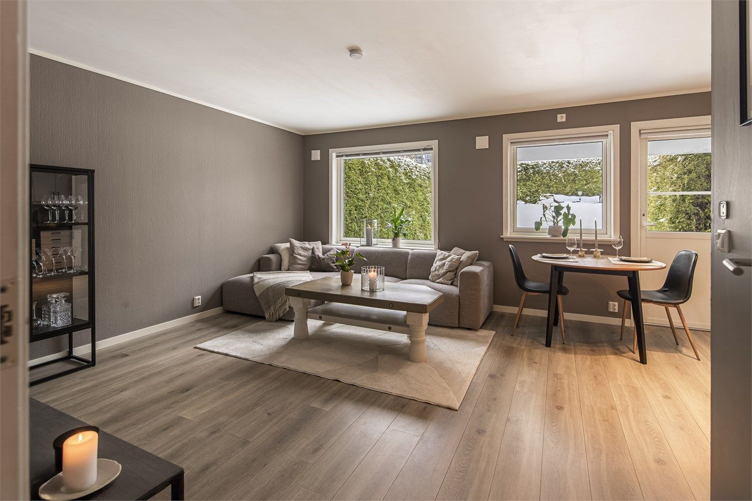 Stue og kjøkkendelen er i en åpen løsning med adkomst til uteplass