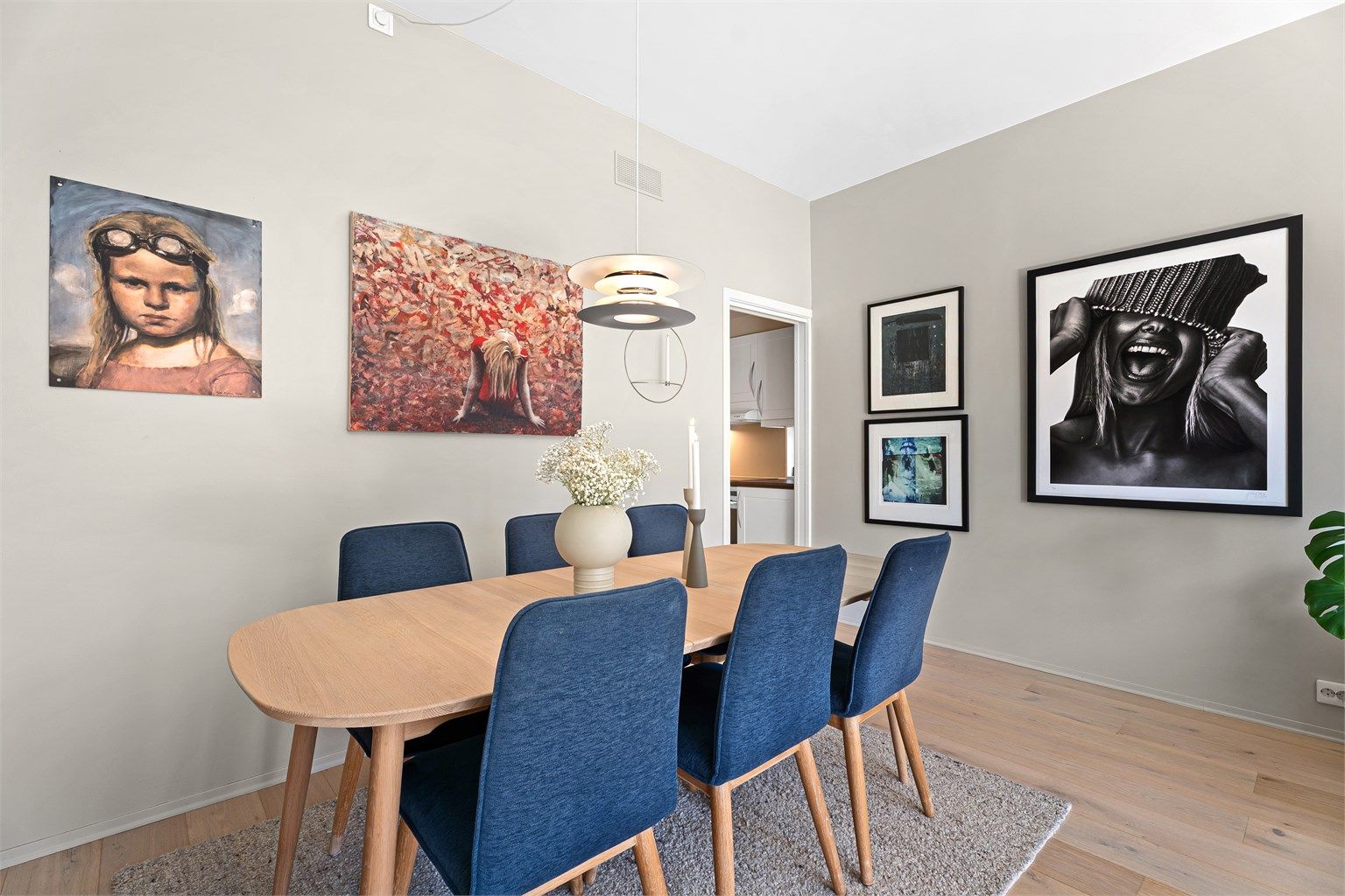 Her kan du trekke langbord og invitere på hyggelige selskaper og middager med plass til familie og venner. 