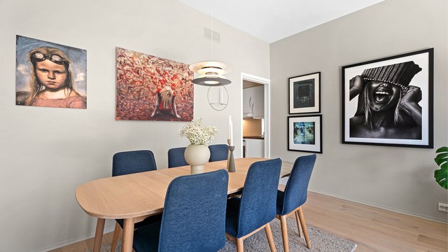 Her kan du trekke langbord og invitere på hyggelige selskaper og middager med plass til familie og venner.