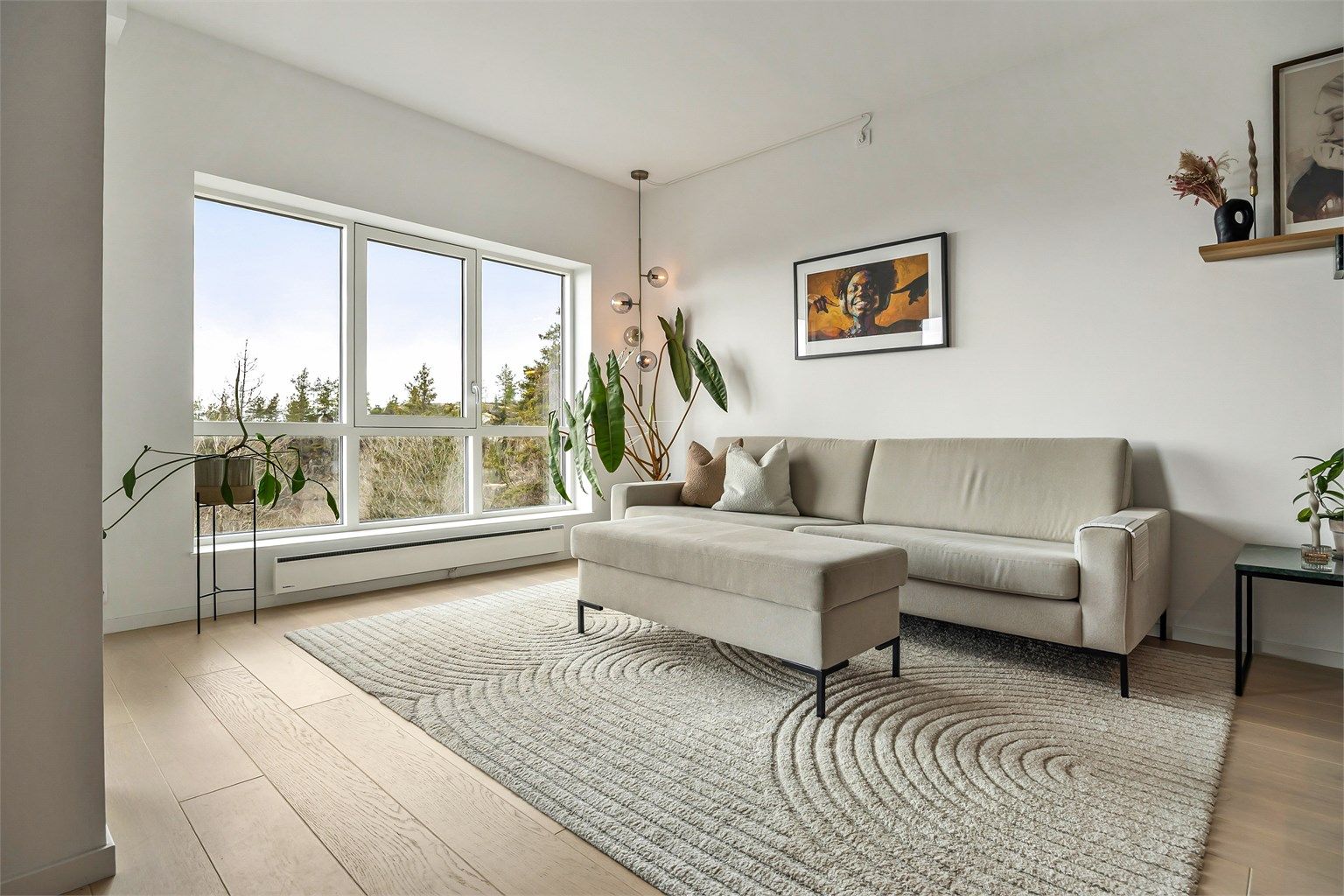 Innvendige overflater i leiligheten: Parkett og fliser på gulv. Malte vegger. Malt himling.