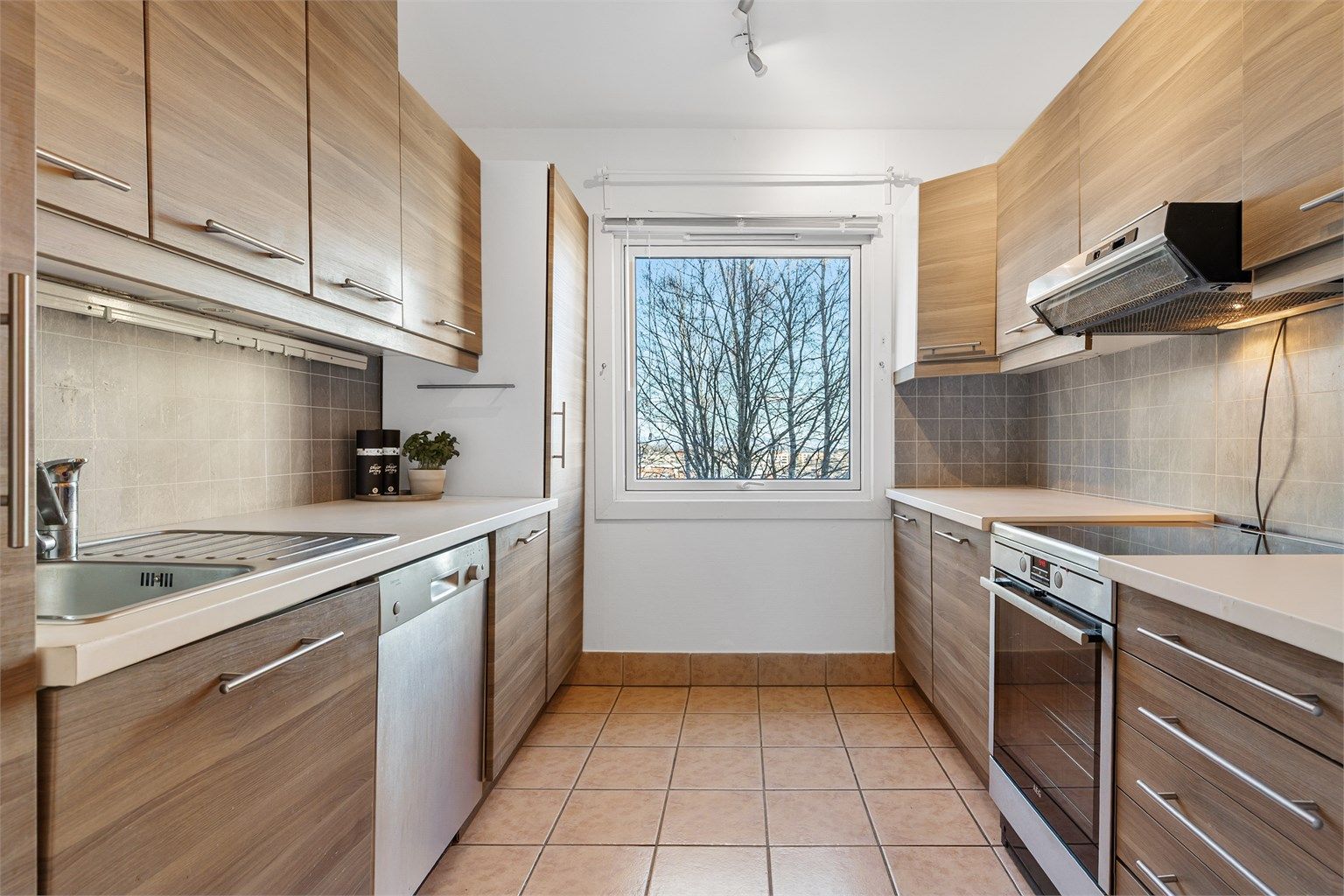 Boligen har et stort separat kjøkken, oppgradert i 2021.