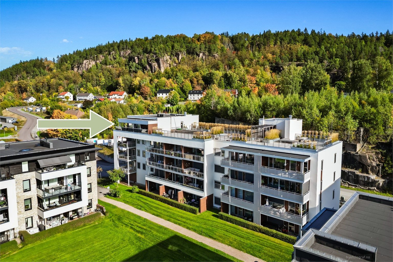 Felles overbygget inngangsparti med videre heis- og trappeadkomst til leilighetens etasjeplan (5. etasje).