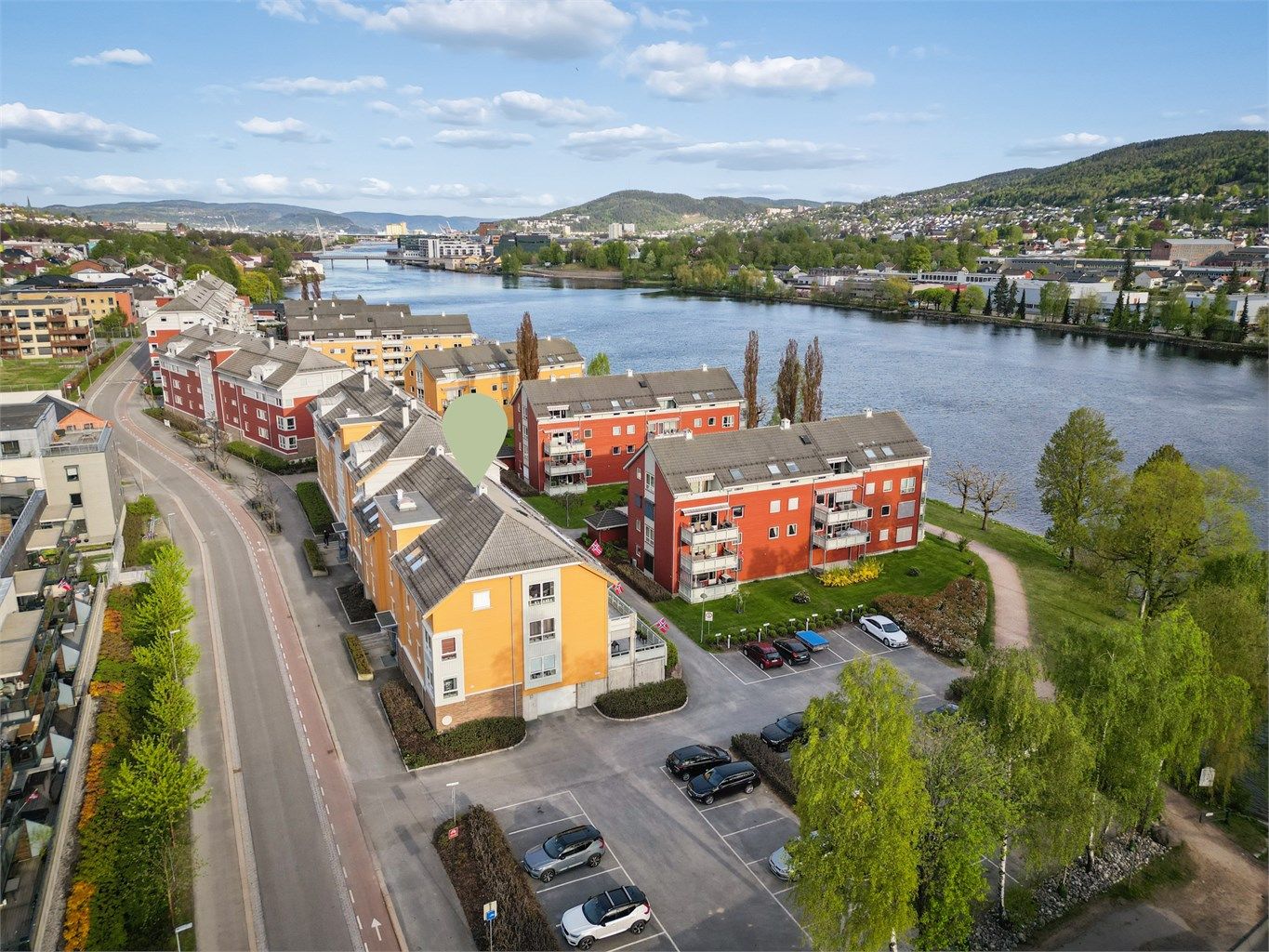 Eiendommen ligger i et idyllisk, rolig og skjermet bomiljø langs elvebredden.