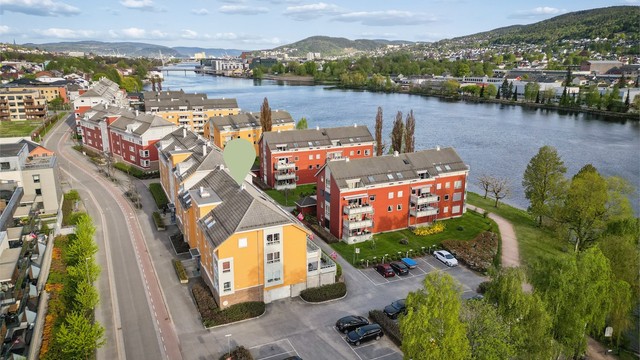 Eiendommen ligger i et idyllisk, rolig og skjermet bomiljø langs elvebredden.