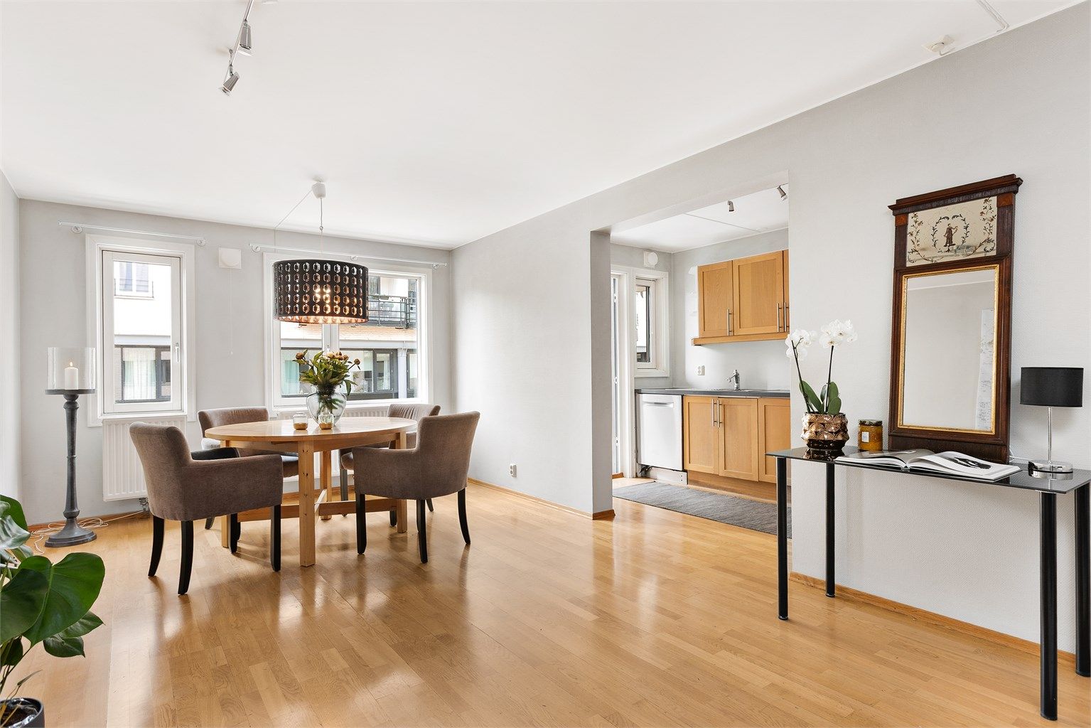 Fra spisestuen har du sømløs overgang til kjøkkenet – ideelt for både hverdagsbruk og selskapeligheter.