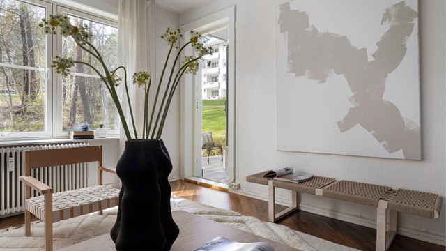 Boligen er beliggende i en høy første etasje og har en romslig terrasse med utgang til grøntareal