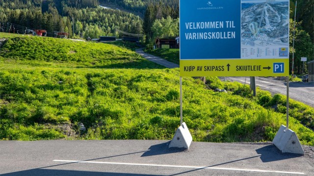 Nærområdet byr på flotte skimuligheter, blant annet i skianleggene i Bjønndalen og Varingskollen.
