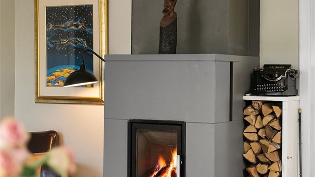 I spisestuen sørger en peisovn for ekstra varme og hygge. Skorsteinen ble rehabilitert i 2011.