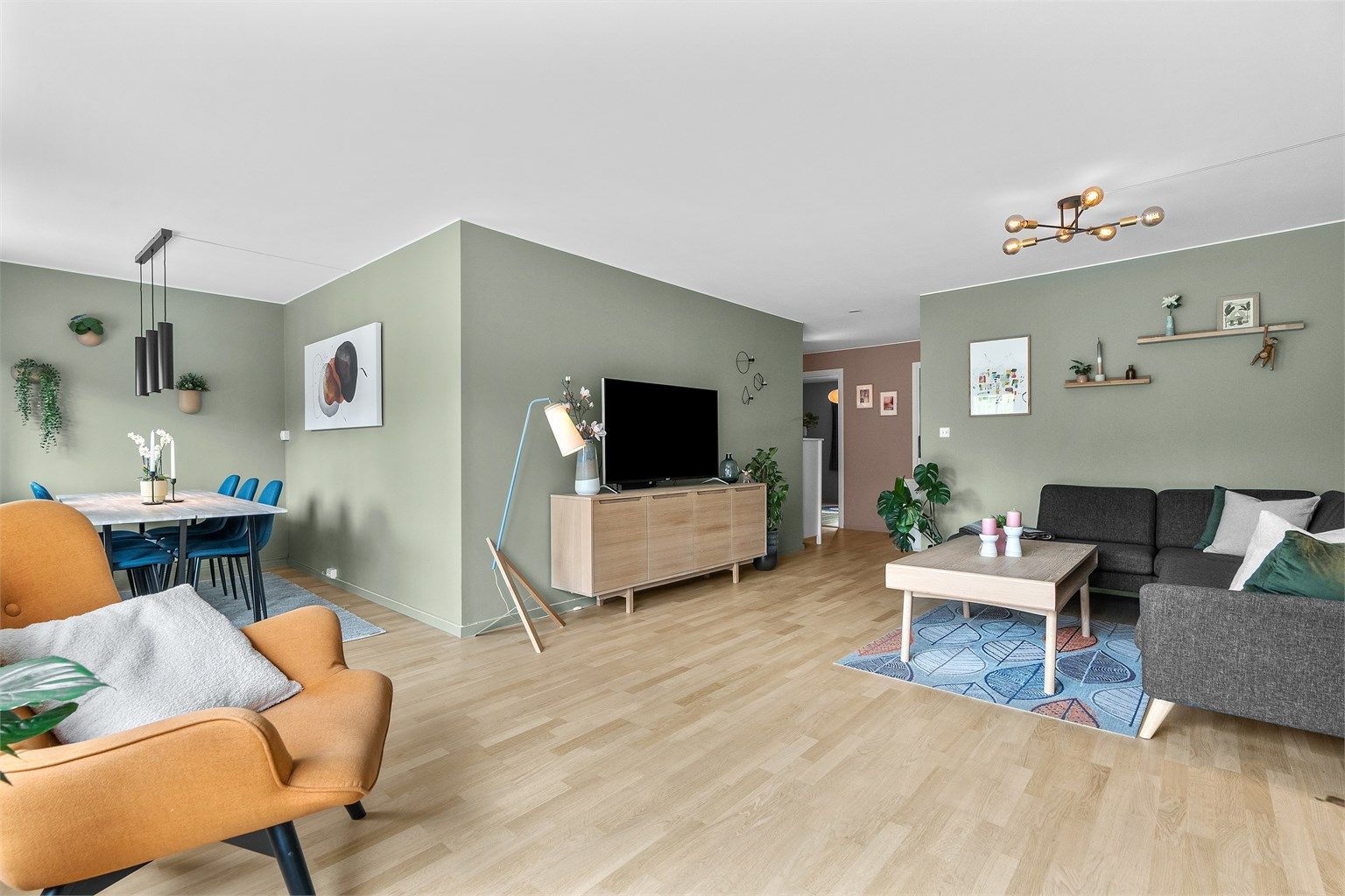 Stue i L-løsning med fin plass for sofagruppe og spisestue