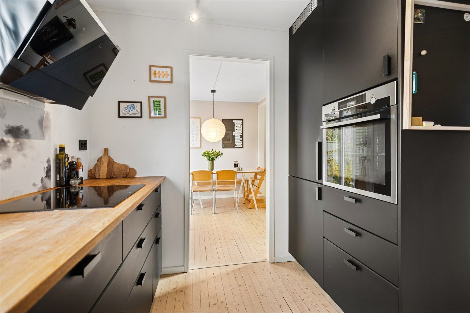 Kjøkkenet ligger naturlig plassert med inngang til spisestuen.