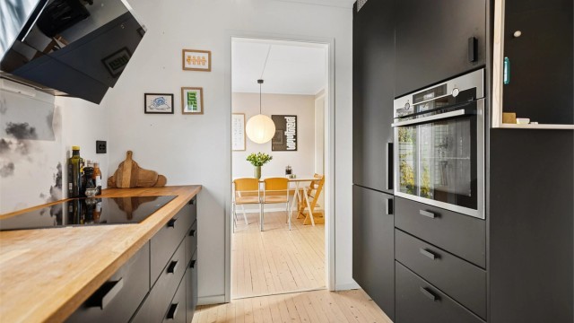 Kjøkkenet ligger naturlig plassert med inngang til spisestuen.