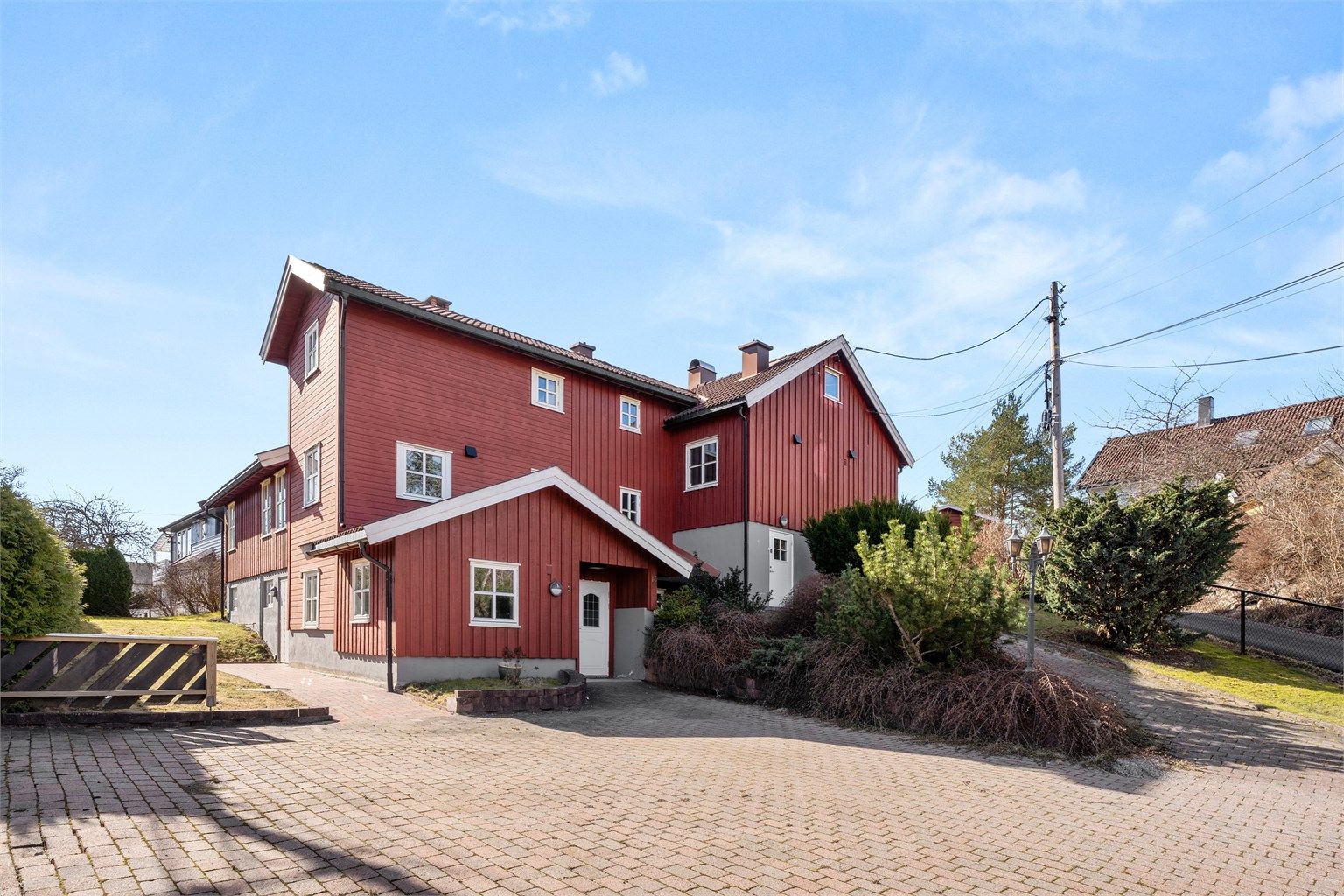 Stor gårdsplass med flere biloppstillingsplasser.