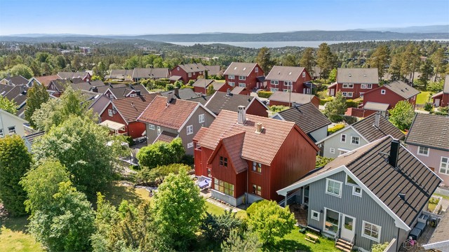 Fra eiendommen er det også utsikt mot sydvest med Bunnefjorden og Nesoddlandet i bakgrunnen.