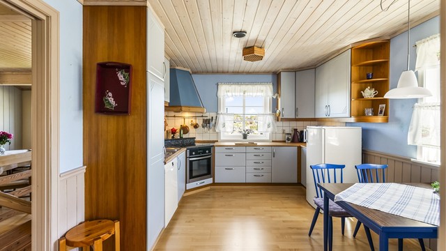 Kjøkkenet i andre etasje har en solid benkeplate i heltre og profilerte fronter som ble byttet i 2013.