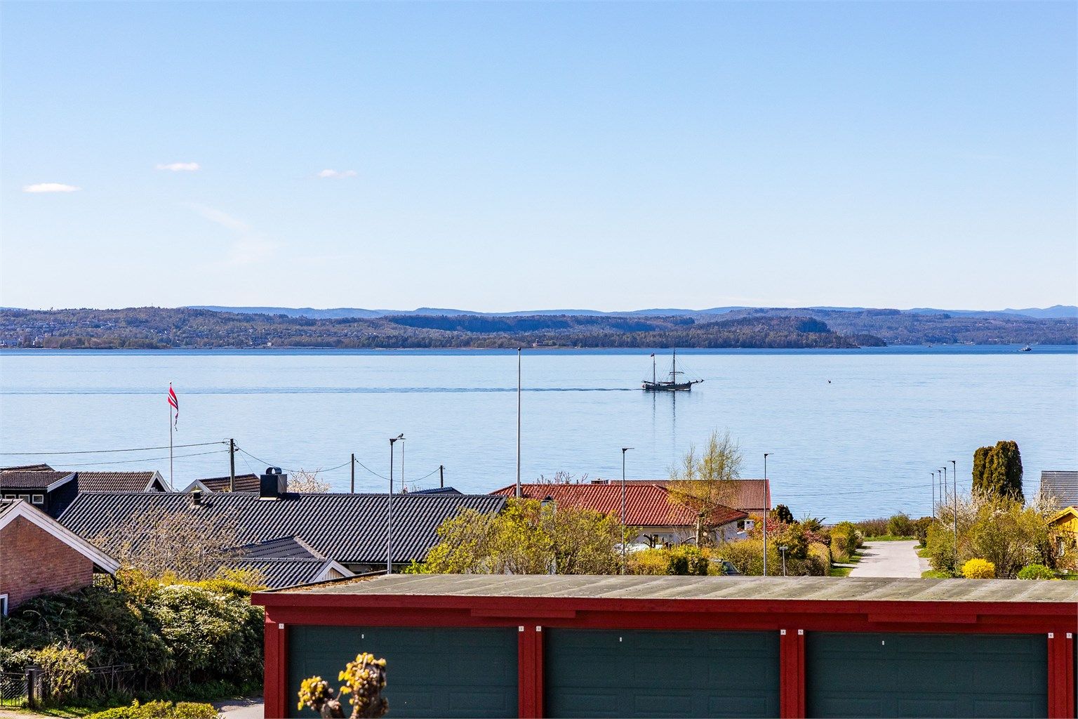 81-blokka ligger i nedre del av Refsnesalleen, hvor det er nydelig utsikt over Oslofjorden. Fotograf; Børge Oppegård.