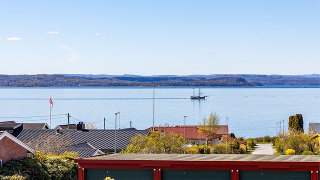 81-blokka ligger i nedre del av Refsnesalleen, hvor det er nydelig utsikt over Oslofjorden. Fotograf; Børge Oppegård.