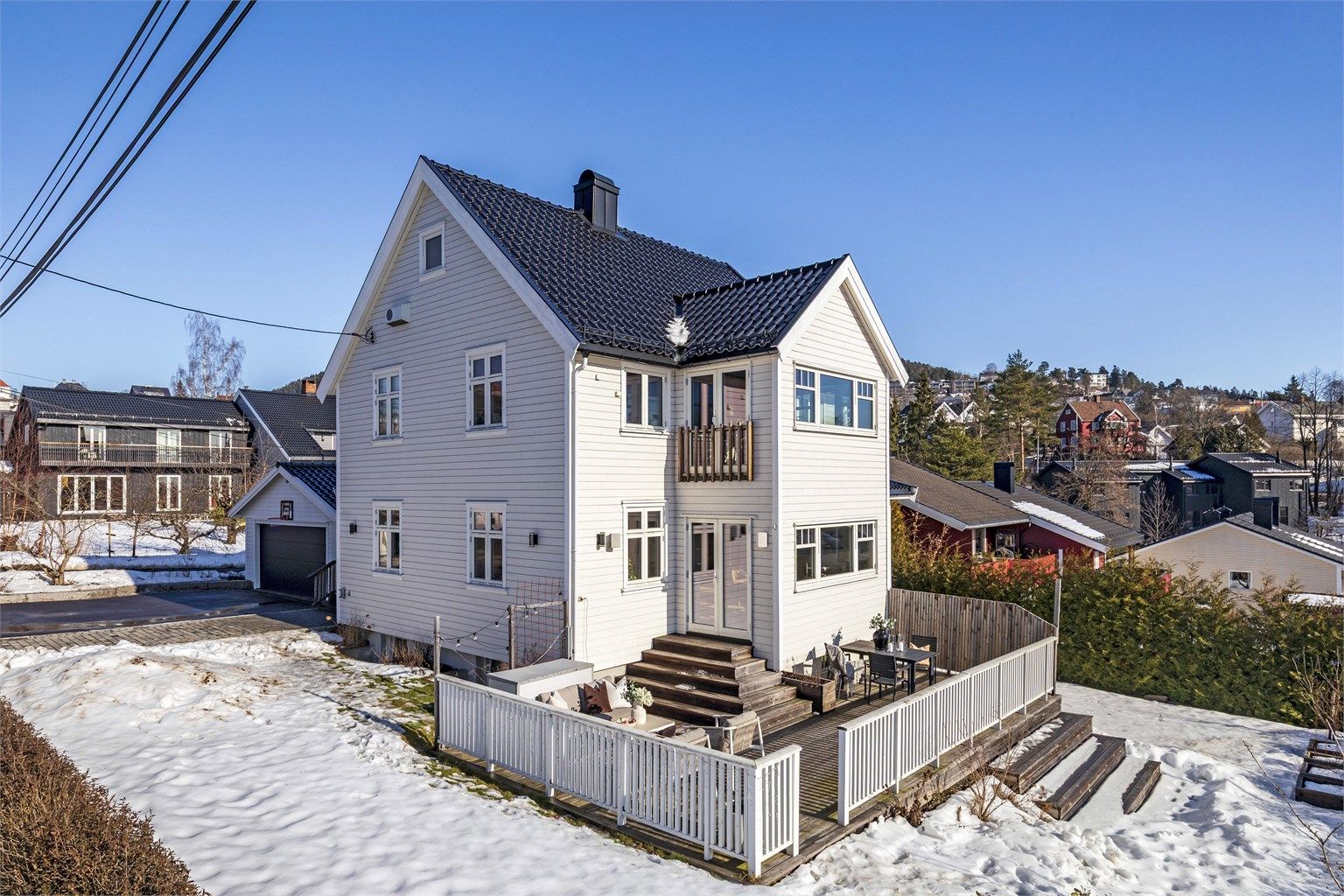 Eiendommen har fine og lettstelte uteområder. Optimale solforhold