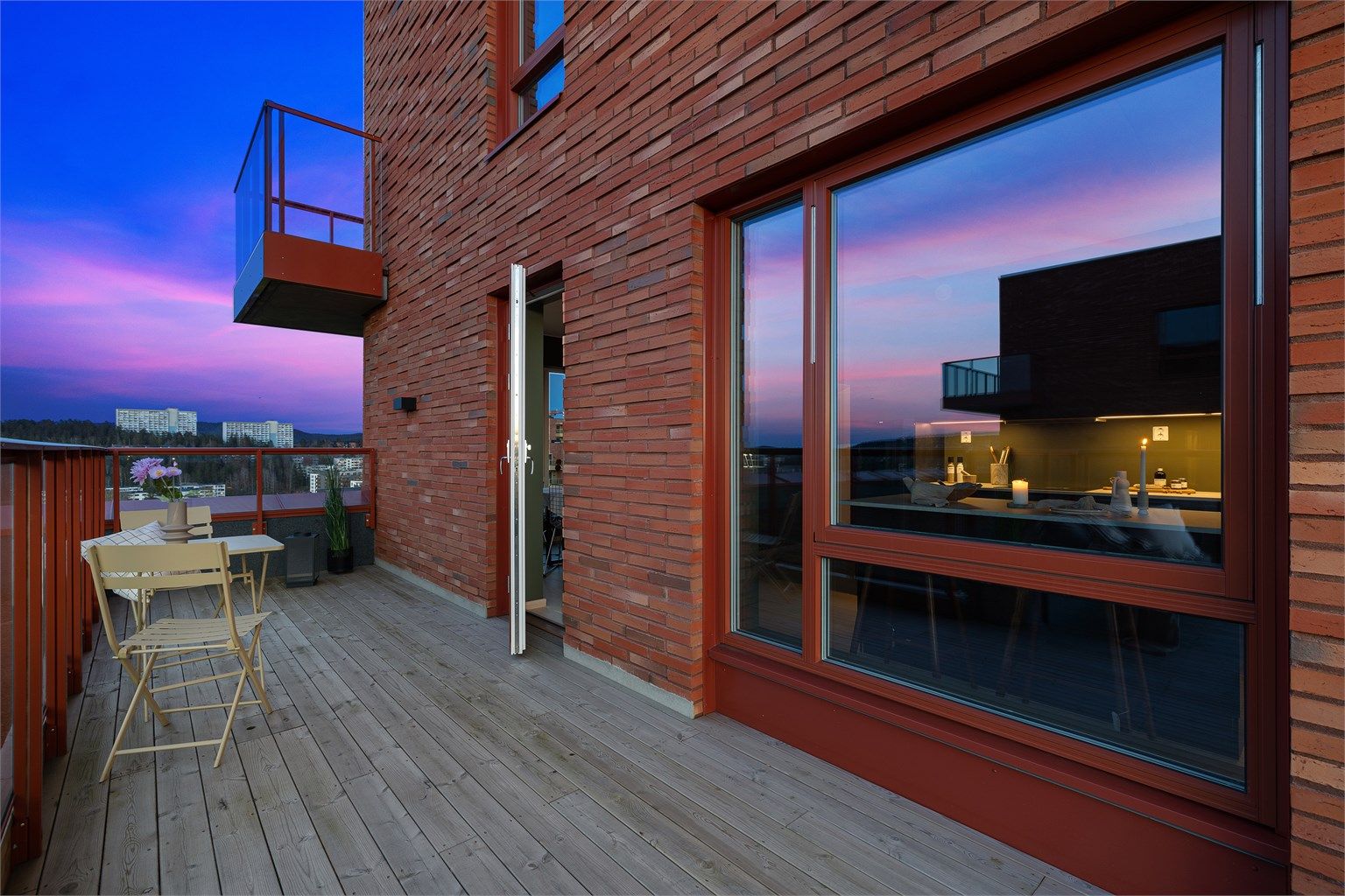 Fra kjøkken og spisestue er det også utgang til terrassen.